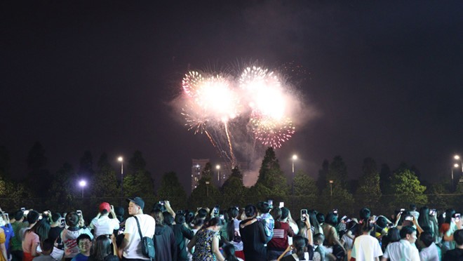 Người dân vui mừng thưởng thức màn pháo hoa sau lễ công bố Thành phố mới Bình Dương