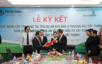 Đại diện Trần Anh Group và Ngân hàng Vietcombank Long An thực hiện nghi thức ký kết hợp đồng.