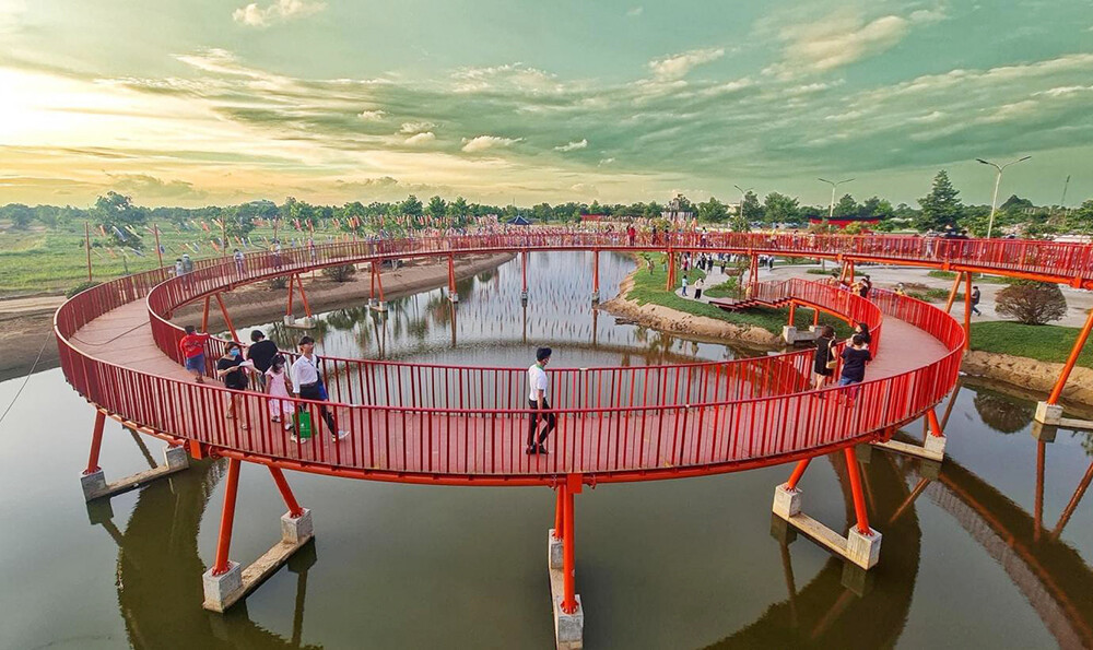 Cầu Nhật được thiết kế vòng tròn uốn lượn lên cao, tạo thành 3 tầng đẹp mắt - Biểu tượng mới của TP.Châu Đốc