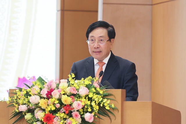 Phó thủ tướng Phạm Bình Minh thay mặt Chính phủ báo cáo trọng tâm điều hành và các kết quả kinh tế xã hội đạt được trong năm 2022