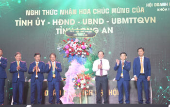 Chủ tịch UBND tỉnh - Nguyễn Văn Út (thứ 3 từ phải qua) trao hoa chúc mừng đại hội