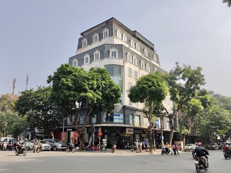 Tòa nhà Naforimex Building nằm ở vị trí đắc địa trên phố Bà Triệu